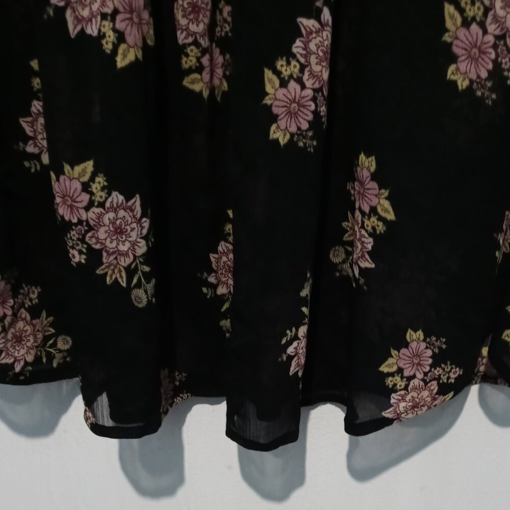 Torrid Womans Sheer Black Floral 3/4 Sleeve Pleats Top SIze 2 - Picture 8 of 9